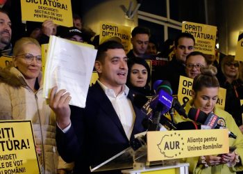 Il leader dell'AUR, George Simion, parla davanti alla sede della Corte Costituzionale, chiedendo l'annullamento della decisione (Ansa)