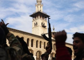 "Ribelli" di Hayat Tahrir al Sham a Damasco, nei pressi della Moschea degli Omayyadi (Ansa)