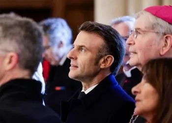 EmmanuelMacron all'interno di Notre-Dame (Ansa)
