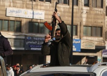 Miliziani "ribelli" a Homs festeggiano la presa di Damasco (Ansa)