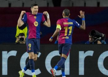 Robert Lewandowski e Raphinha esultano con il Barcellona in Champions League (Foto ANSA)