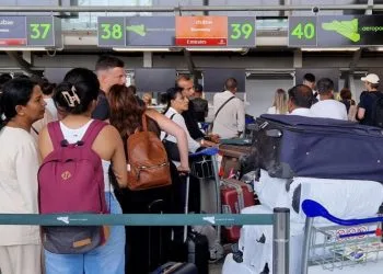 Passseggeri all'aeroporto di Catania (Ansa)