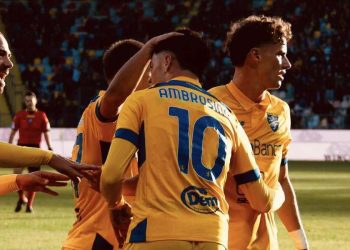 Giuseppe Ambrosino festeggiato dai compagni del Frosinone (da facebook.com/Frosinone1928)