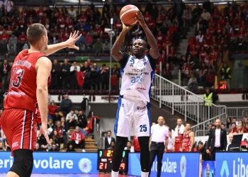 David Cournooh al tiro con la Germani Brescia (da facebook.com/pallacanestrobrescia)