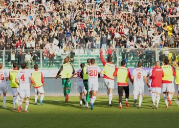 Il Padova esulta con i suoi tifosi (da facebook.com/padovacalcio)