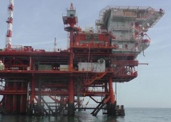 Una piattaforma offshore per il gas in Adriatico (Ansa)