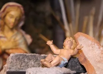 a Terni, un Gesù Bambino tra le macerie della guerra (Ansa)