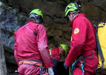 Soccorritori al lavoro per il recupero della speleologa Ottavia Piana (Ansa)
