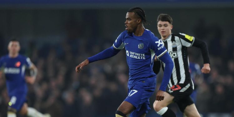 Carney Chukwuemeka con la maglia del Chelsea (Foto ANSA)