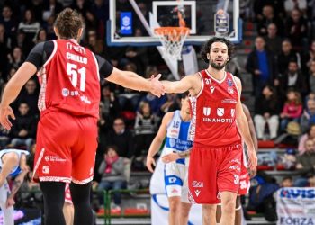 Matteo Chillo e Michele Vitali con la Unahotels Reggio Emilia (da facebook.com/pallacanestroreggiana)