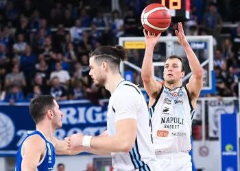 Kevin Pangos al tiro con la GeVi Napoli (da facebook.com/NapoliBk)