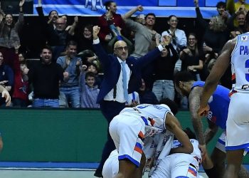 La NutriBullet Treviso festeggia una vittoria al fotofinish (da facebook.com/trevisobasket)