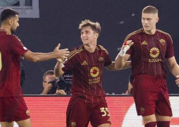 Tommaso Baldanzi, in gol con la Roma, esulta con Zeki Celik e Artem Dovbyk (Foto ANSA)