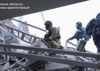 A Zaporizhzhia (Ucraina), dopo un attacco russo (Ansa)