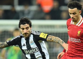 Sandro Tonali in azione contro il Liverpool (Foto Ansa) calciomercato Juventus