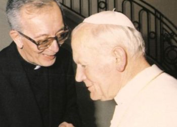 Don Francesco Ricci (a s.) con Giovanni Paolo II (foto dal sito donfrancescoricci.it)