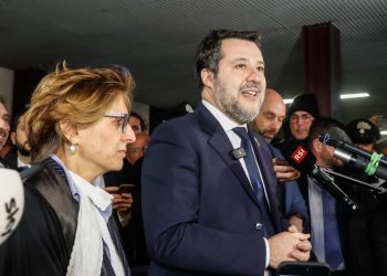 Matteo Salvini fuori dall'aula di Palermo dopo la sentenza. A s., Giulia Bongiorno (Ansa)