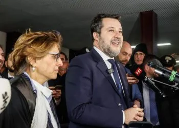 Matteo Salvini fuori dall'aula di Palermo dopo la sentenza. A s., Giulia Bongiorno (Ansa)