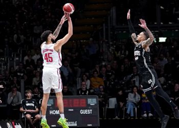 Denzel Valentine al tiro contro Daniel Hackett in Trieste Virtus Bologna (da facebook.com/pallacanestrotrieste)