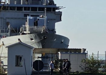 La nave Libra della Marina militare nel porto albanese di Shengjmn il 6 ottobre 2024 (Ansa)