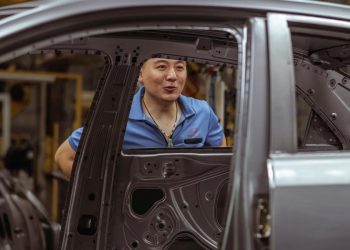 Cina, linea di produzione di automobili (Ansa)