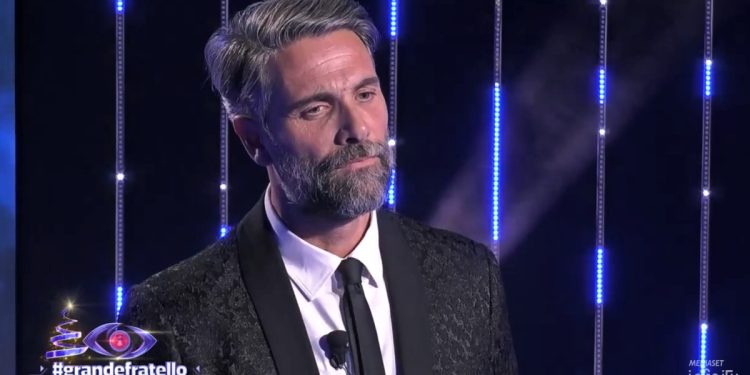 eliminato grande fratello Luca Calvani messaggi del compagno Alessandro nei calzini (Screen Mediaset Infinity)