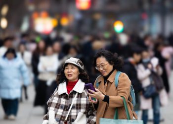 A Shaghai (Cina), lungo Nanjing Street (Ansa)