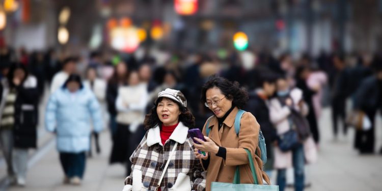 A Shaghai (Cina), lungo Nanjing Street (Ansa)