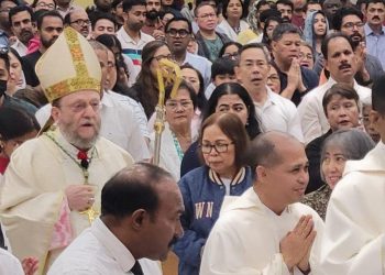 Mons. Paolo Martinelli in mezzo ai fedeli il giorno dell'Immacolata concezione (foto profilo FB di P. Martinelli)