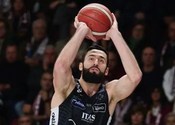 Eigirdas Zukauskas con la Dolomiti Energia Trento (da facebook.com/AquilaBasketTN)