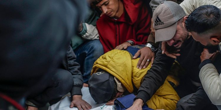 Lutto a Gaza dopo la morte dei giornalisti palestinesi rimasti uccisi in un raid aereo di Israele sul campo profughi di Nuseirat (Ansa)