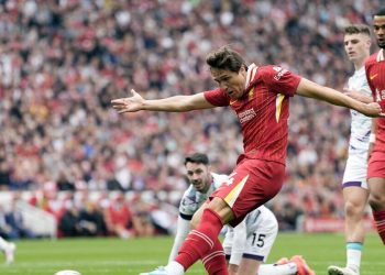 Federico Chiesa al tiro con il Liverpool (Foto ANSA)