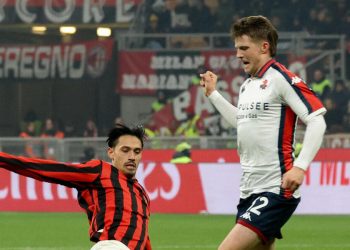 Morten Frendrup contrastato da Tijjani Reijnders in Milan Genoa (Foto ANSA)