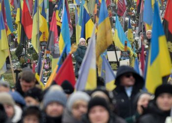 Leopoli (Ucraina), preghiera per i caduti in guerra (Ansa)