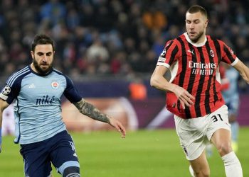 Strahinja Pavlovic con la maglia del Milan (Foto ANSA)