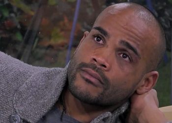 Maxime Mbandà in lacrime al Grande Fratello per la paternità (Screen Mediaset Infinity)