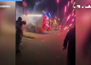 Vigili del fuoco di Abbiategrasso colpiti dai petardi