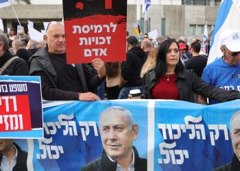proteste israeliane contro Netanyahu impegnato nel processo a suo carico (Ansa)