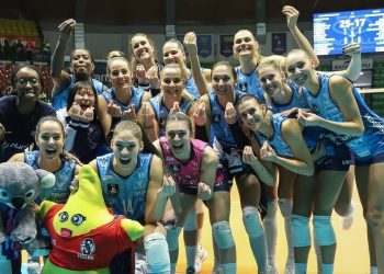 Il gruppo del Vero Volley Milano in Champions League (da facebook.com/verovolley)