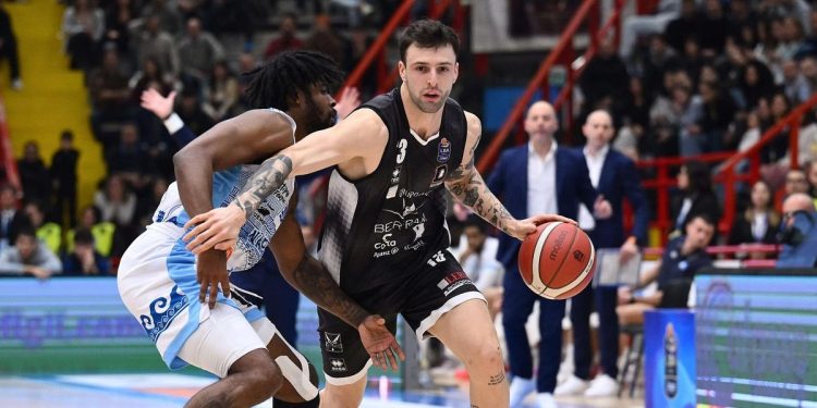 Tommaso Baldasso con la Bertram Tortona (da facebook.com/DerthonaBasket)