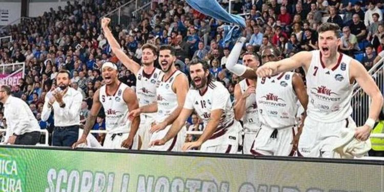 La panchina dei Trapani Shark esulta (da Facebook)