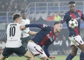 Sam Beukema con la maglia del Bologna in Champions League (Foto ANSA)
