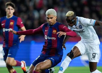 Ronald Araujo contro Victor Osimhen in Barcellona Napoli (Foto ANSA)