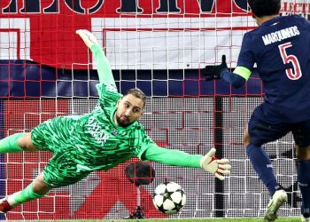 Una parata di Gianluigi Donnarumma con il Psg (Foto ANSA)