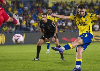 Mika Marmol al tiro con il Las Palmas (Foto ANSA)