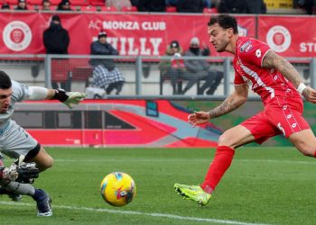 Simone Scuffet contro Pedro Pereira in Monza Cagliari (Foto ANSA)