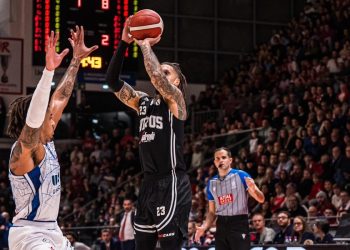 Una tripla di Daniel Hackett con la Virtus Bologna (da facebook.com/VirtusSegafredoBologna)