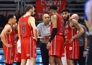 Jamion Christian durante un timeout con l'Allianz Trieste (da facebook.com/pallacanestrotrieste)