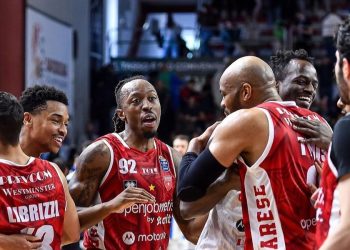 Il gruppo della Openjobmetis Varese (da facebook.com/pallvarese)