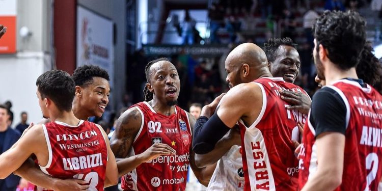 Il gruppo della Openjobmetis Varese (da facebook.com/pallvarese)